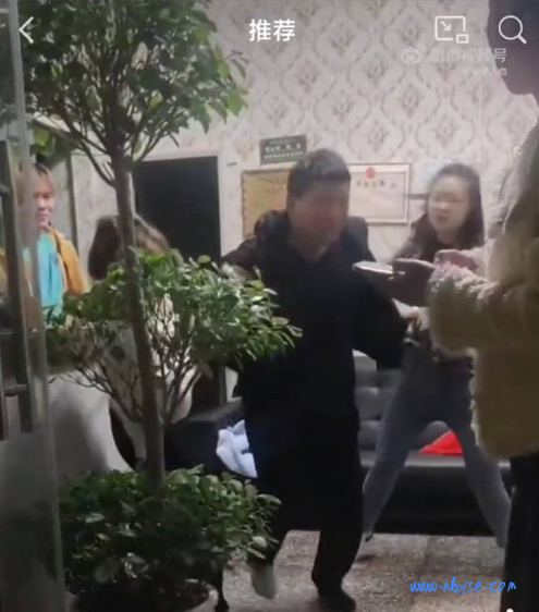 男子&#25353;&#25705;店白嫖 被三女子爆锤 随后被一窝端！