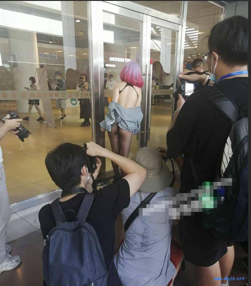 广州萤火虫漫展 男子T拍女孩子裙底 被保安现场制服惨叫  第1张