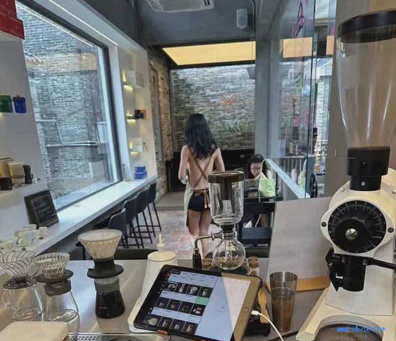 抖音热瓜！广州方块咖啡店内 女服务员着装暴楼被谴责疑似颜色营销 女店员独家流出！