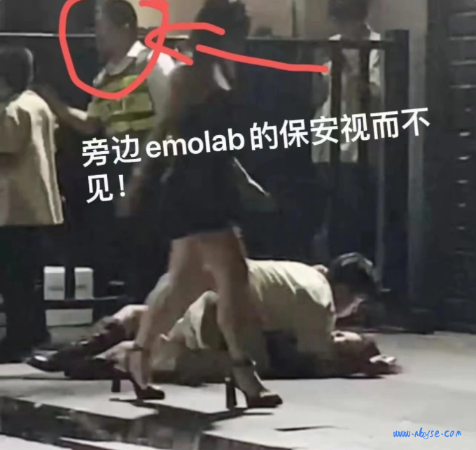 广州 EMO 酒吧 小仙女喝醉当街被捡S 现场不雅动作？反转：店家确定俩人是情侣 第1张